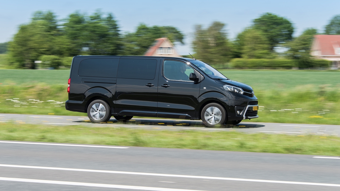 Toyota-exterieur-Proace-zwart-zijaanzicht-rijdend