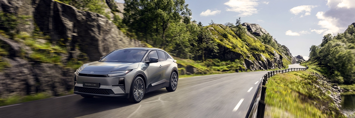 Toyota-C-HR-plus-dynamisch-exterieur-linker-voor-zijzicht