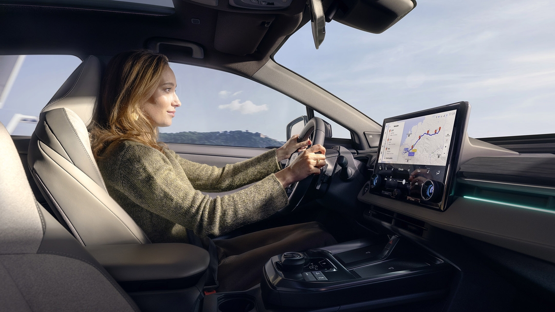 Toyota-C-HR-plus-interieur-stuur-vrouw-multimediascherm-navigatie