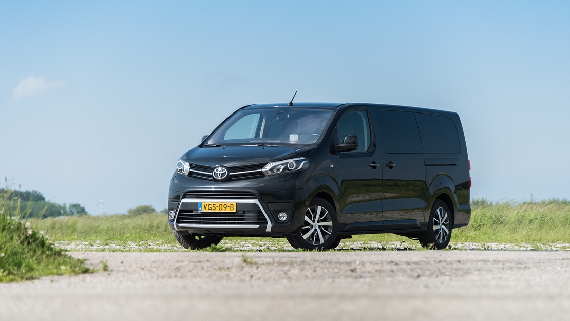 Toyota-exterieur-Proace-zwart-schuinvoor