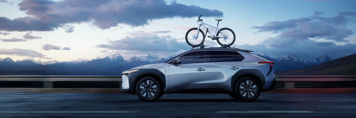 Toyota-met-fietsdrager-dynamisch-beeld-linker-zijaanzicht_v2