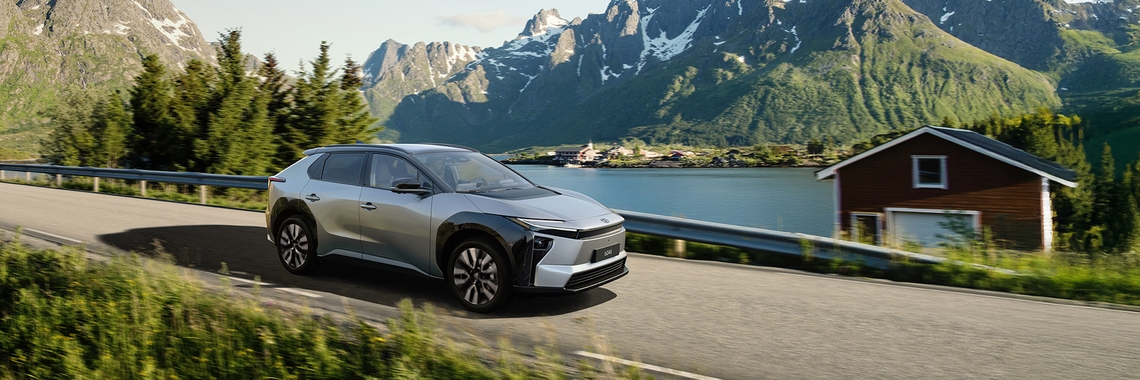 Toyota-bZ4X-dynamisch-exterieur-rechter-zijaanzicht-berglandschap